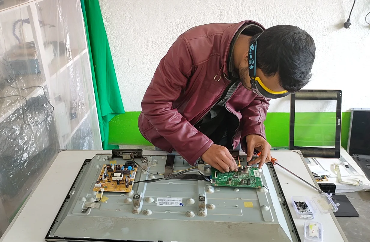 Experienced TV repair technician in Coimbatore - same day doorstep service, genuine parts